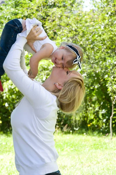 Madre e hija pasan un fin de semana en la naturaleza — Foto de Stock