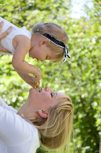 Madre e hija pasan un fin de semana en la naturaleza — Foto de Stock