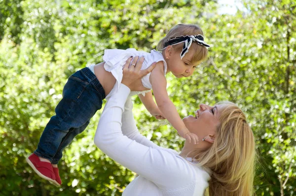 Madre e hija pasan un fin de semana en la naturaleza — Foto de Stock