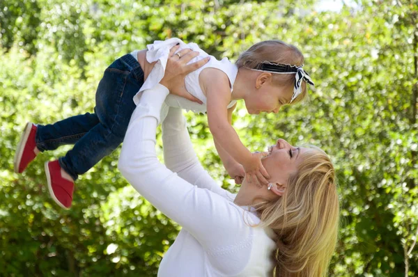 Madre e hija pasan un fin de semana en la naturaleza — Foto de Stock