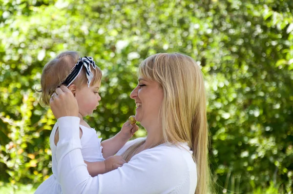 Madre e hija pasan un fin de semana en la naturaleza — Foto de Stock