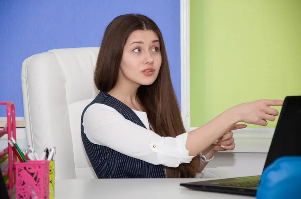 Junge schöne erfolgreiche Frau arbeitet im Büro — Stockfoto