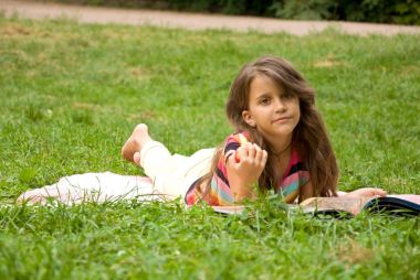 Akıllı küçük öğrenci kitap okuma
