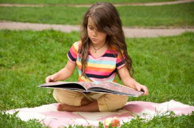 Akıllı küçük öğrenci kitap okuma