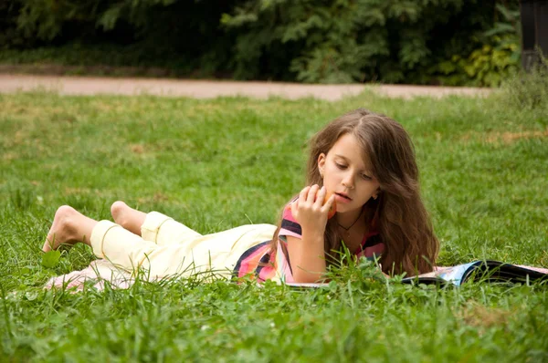 Akıllı küçük öğrenci kitap okuma