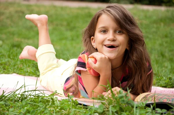 Akıllı küçük öğrenci kitap okuma