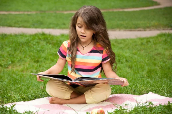 Smart liten elev läser bok — Stockfoto
