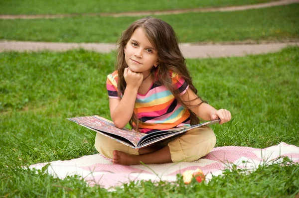 Smart liten elev läser bok — Stockfoto