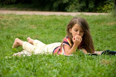 Akıllı küçük öğrenci kitap okuma