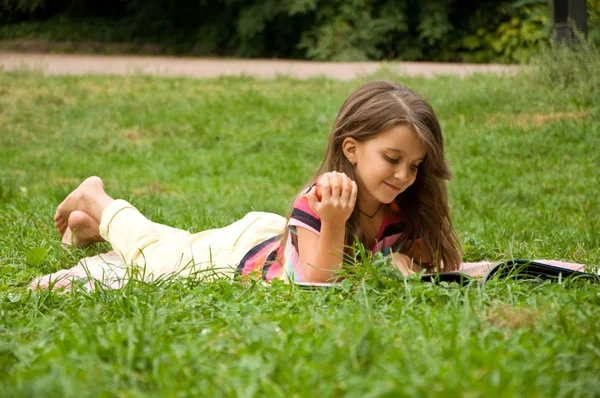 Akıllı küçük öğrenci kitap okuma
