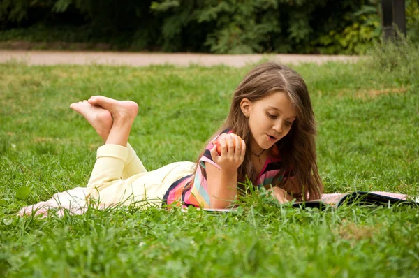 Akıllı küçük öğrenci kitap okuma