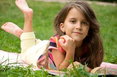 Akıllı küçük öğrenci kitap okuma