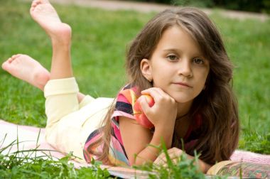 Akıllı küçük öğrenci kitap okuma