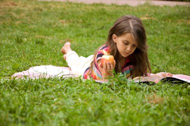 Akıllı küçük öğrenci kitap okuma