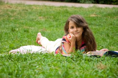 Akıllı küçük öğrenci kitap okuma