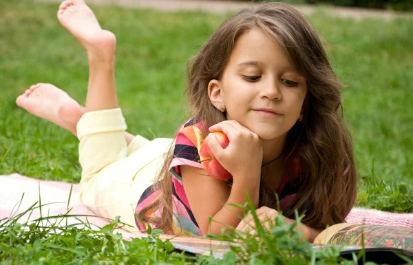 Akıllı küçük öğrenci kitap okuma