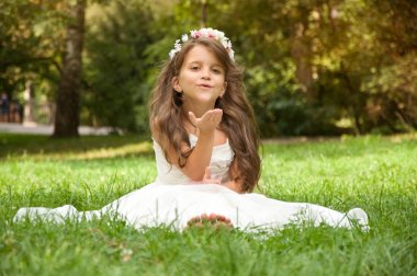 Küçük kız parkta eğleniyor.