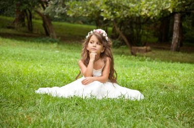 Küçük kız parkta eğleniyor.