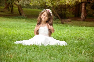 Küçük kız parkta eğleniyor.