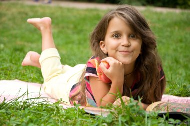 Akıllı küçük öğrenci kitap okuma