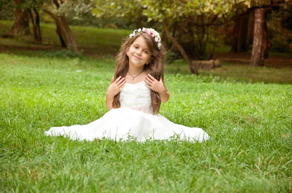 Küçük kız parkta eğleniyor.