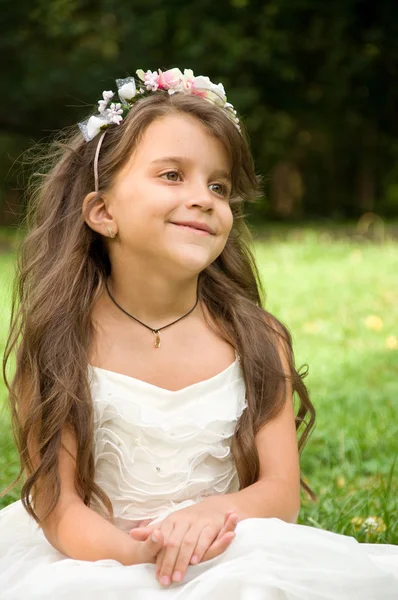 Küçük kız parkta eğleniyor.