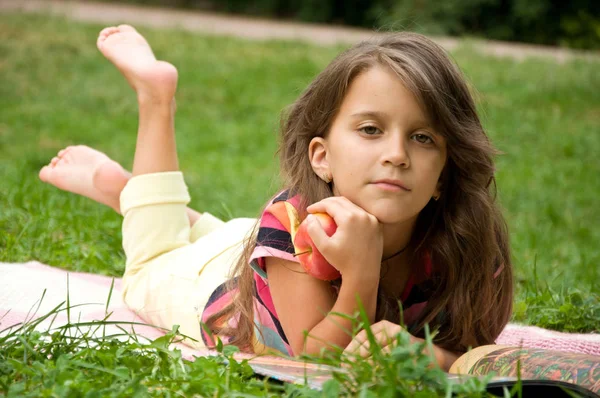 Akıllı küçük öğrenci kitap okuma