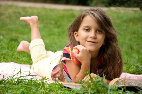 Akıllı küçük öğrenci kitap okuma