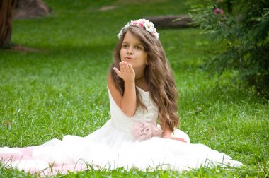 Küçük kız parkta eğleniyor.