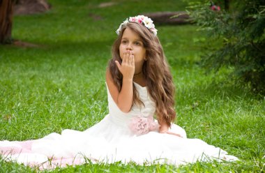 Küçük kız parkta eğleniyor.