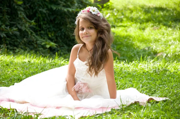 Niña divirtiéndose en el parque —  Fotos de Stock