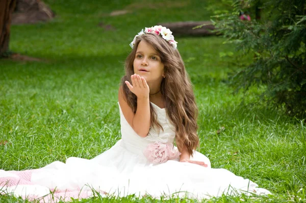 Little girl having fun in the park — Stock Photo, Image