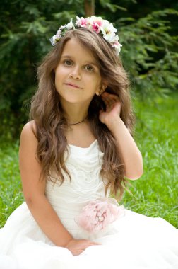 Küçük kız parkta eğleniyor.