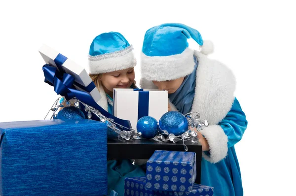 Crianças no traje segurando caixas com presentes . — Fotografia de Stock