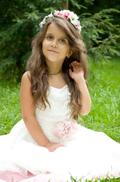 Küçük kız parkta eğleniyor.