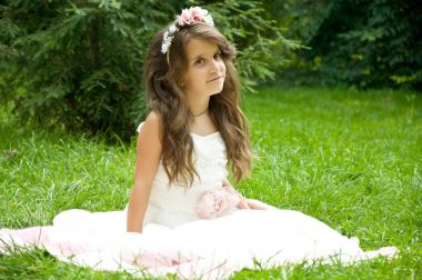 Küçük kız parkta eğleniyor.