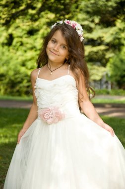 Küçük kız parkta eğleniyor.