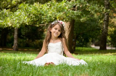 Küçük kız parkta eğleniyor.