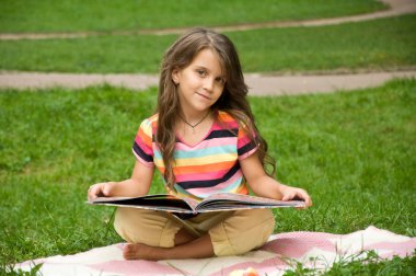 Küçük okul çocukları doğa bir kitapta okumuştum. Akıllı küçük öğrenci