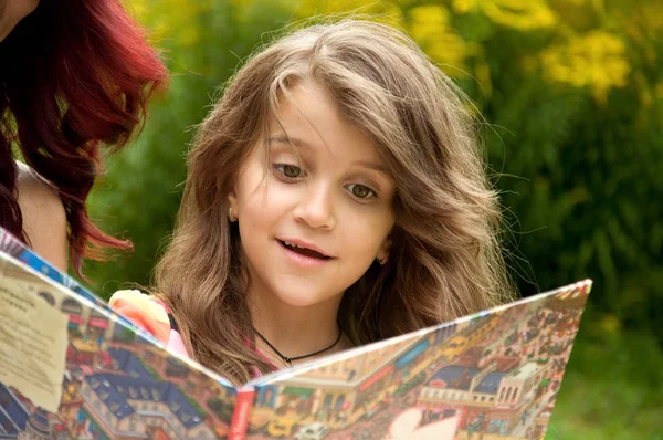 Anne ve kızı birlikte bir kitap okuma
