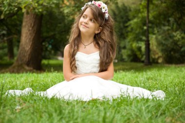 Küçük kız parkta eğleniyor.