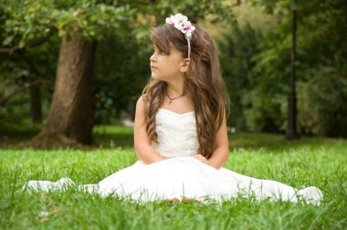 Küçük kız parkta eğleniyor.