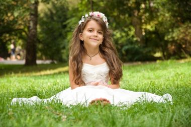 Küçük kız parkta eğleniyor.