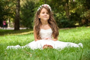 Küçük kız parkta eğleniyor.