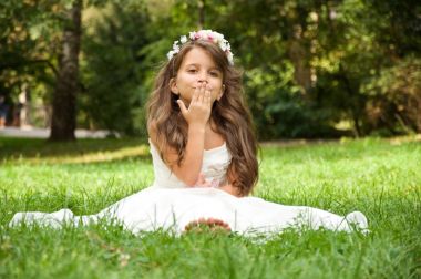 Küçük kız parkta eğleniyor.