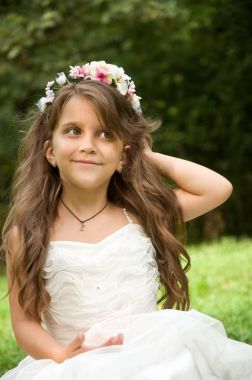 Küçük kız parkta eğleniyor.