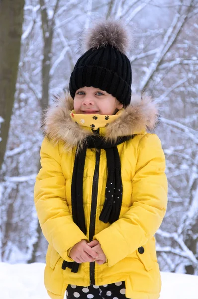 Menina brincando na neve no inverno . — Fotografia de Stock