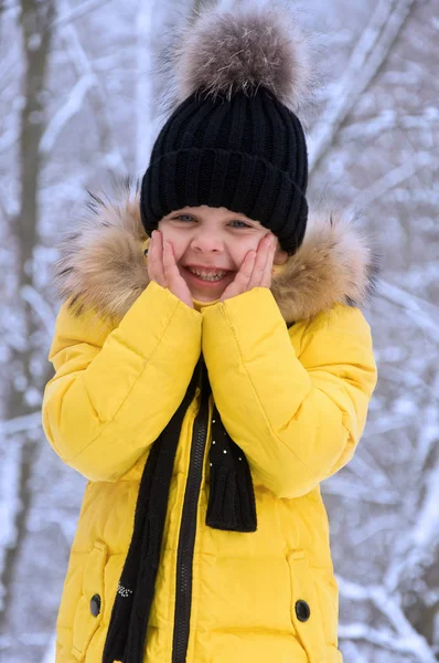 Menina brincando na neve no inverno . — Fotografia de Stock