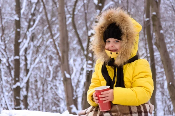 Menina no inverno na rua bebendo chá quente . — Fotografia de Stock
