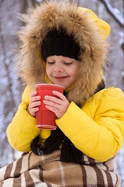 뜨거운 차를 마시는 거리에 겨울에 어린 소녀. — 스톡 사진
